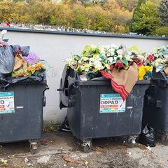 Cintoríny pred Dušičkami zaplavujú tony plastu, ako môžeme znížiť množstvo odpadu