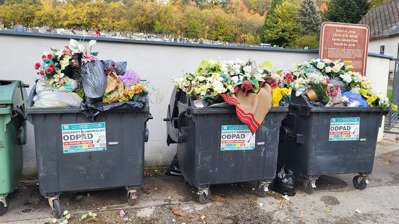 Cintoríny pred Dušičkami zaplavujú tony plastu, ako môžeme znížiť množstvo odpadu