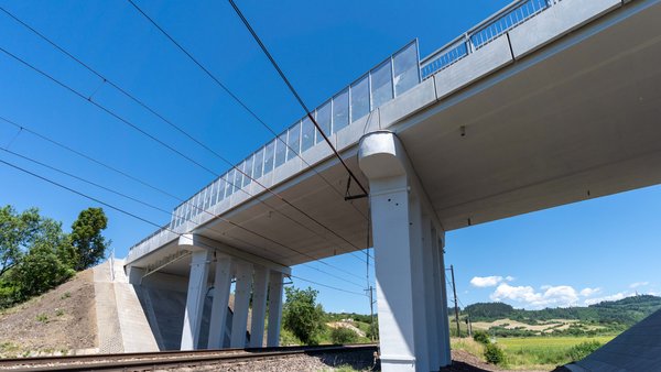 Dáta odhalili priepastný rozdiel - Žilinský kraj sa o cesty a mosty stará výrazne lepšie ako štát
