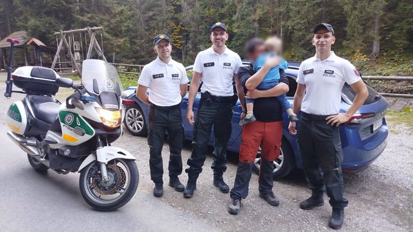 Dráma na Orave Policajti odišli zo svadby kolegov zachraňovať trojročného chlapca v lese