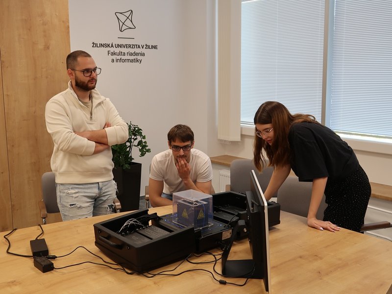 Fakulta riadenia a informatiky získala prvý kvantový počítač na Slovensku