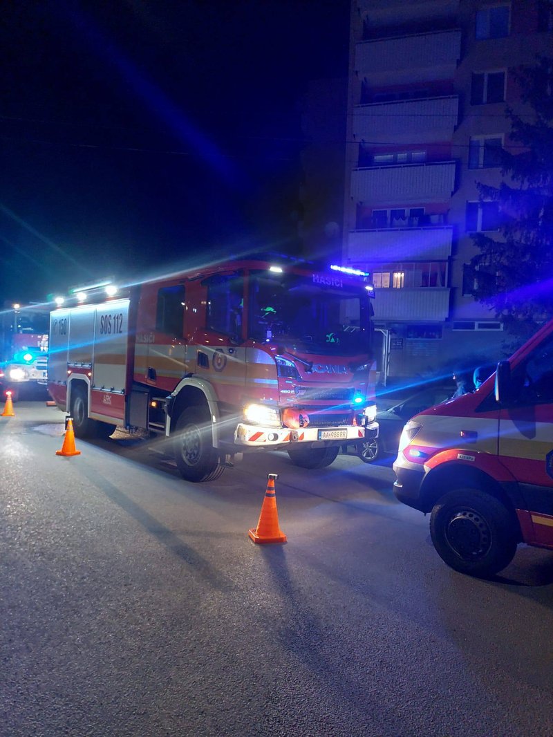 Hasiči v Kysuckom Novom Meste zachránili z horiaceho bytu osobu v bezvedomí