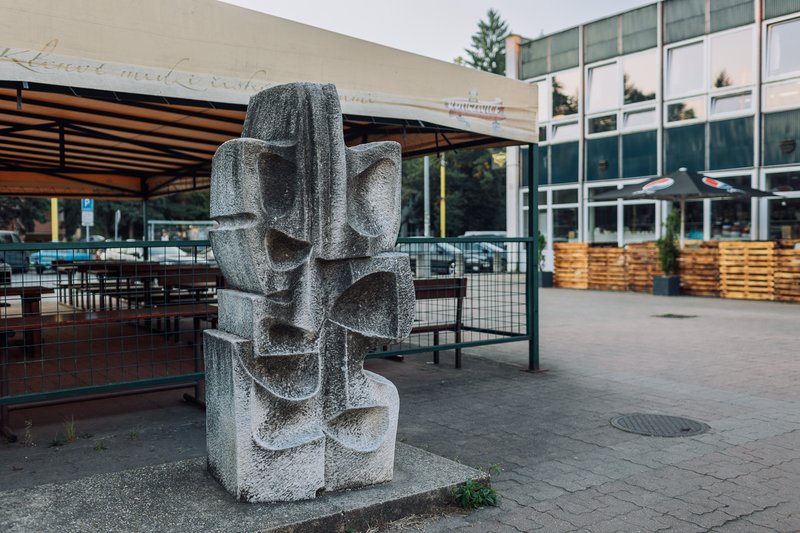 Komentovaná prechádzka Monumentálna Žilina - OD Junior Socha travertin matka Drahomira Berakova