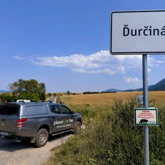 Medveď medzi Rajeckou Lesnou a Ďurčinou útočil na auto a cyklistov, prilákal ho nelegálny biologický odpad