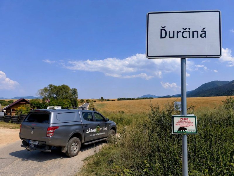 Medveď medzi Rajeckou Lesnou a Ďurčinou útočil na auto a cyklistov, prilákal ho nelegálny biologický odpad