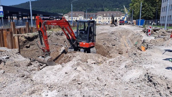 Mestskú dopravu v Žiline ochromil únik plynu, hasiči evakuovali ľudí na Ulici 1. mája