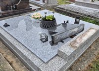Na mestskom cintoríne vo Vrútkach vyčíňal vandal - Poškodil desiatky hrobov