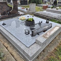 Na mestskom cintoríne vo Vrútkach vyčíňal vandal - Poškodil desiatky hrobov