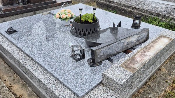 Na mestskom cintoríne vo Vrútkach vyčíňal vandal - Poškodil desiatky hrobov