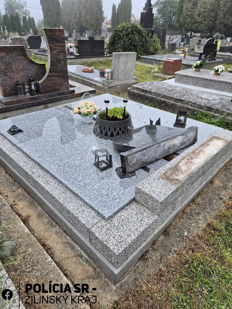 Na mestskom cintoríne vo Vrútkach vyčíňal vandal - Poškodil desiatky hrobov