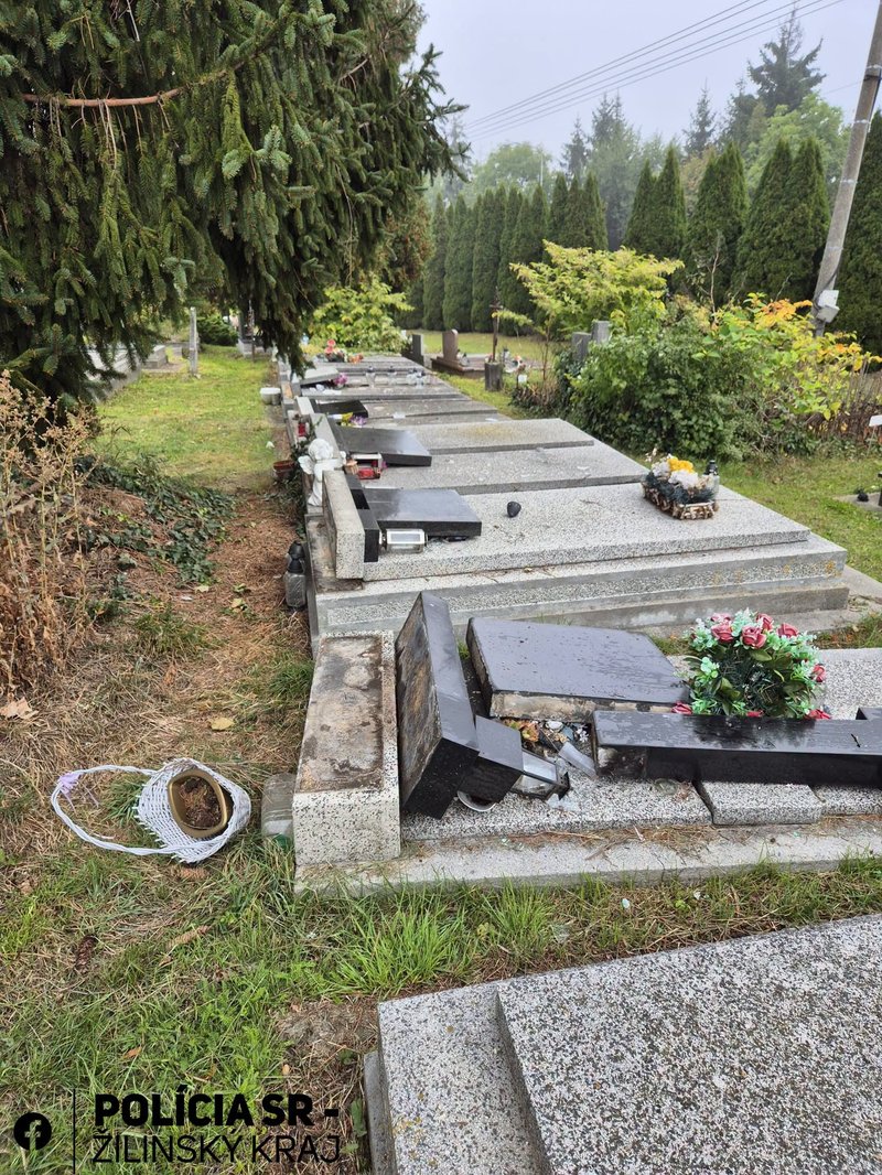 Na mestskom cintoríne vo Vrútkach vyčíňal vandal