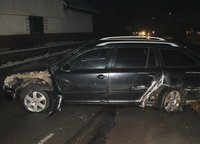 Nočná dráma v Lokci - Vodič na úteku zdemoloval plot a mostné zábradlie