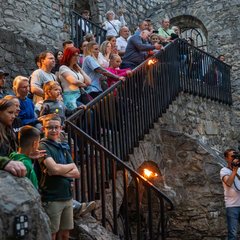 Nočná prehliadka hradu Strečno - Historické múry ožijú filmom, šermom a stredovekou kuchyňou
