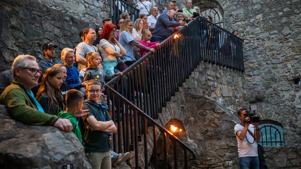 Nočná prehliadka hradu Strečno - Historické múry ožijú filmom, šermom a stredovekou kuchyňou