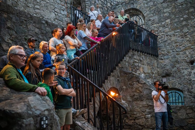 Nočná prehliadka hradu Strečno - Historické múry ožijú filmom, šermom a stredovekou kuchyňou