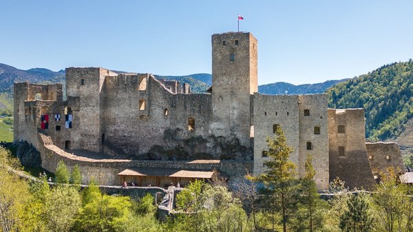 Nočné prehliadky hradu Strečno menia termín, návštevníkov čaká aj novinka.