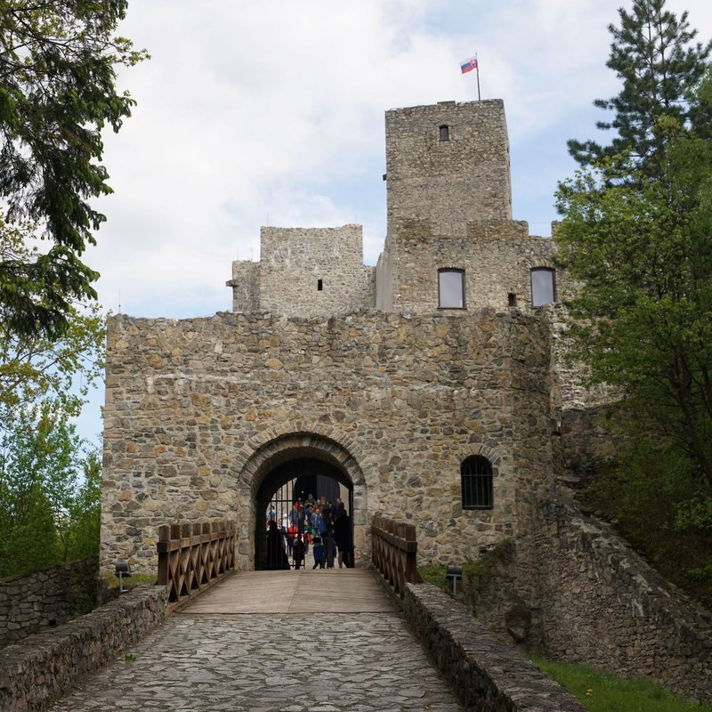 Nočné prehliadky hradu Strečno menia termín