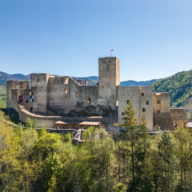 Nočné prehliadky hradu Strečno menia termín, návštevníkov čaká aj novinka.