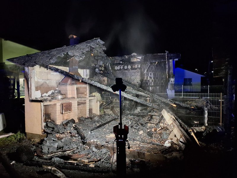 Nočný požiar na Kysuciach - Plamene zničili autá a plynovú prípojku