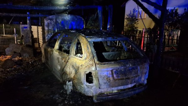 Nočný požiar na Kysuciach - Plamene zničili autá aj plynovú prípojku