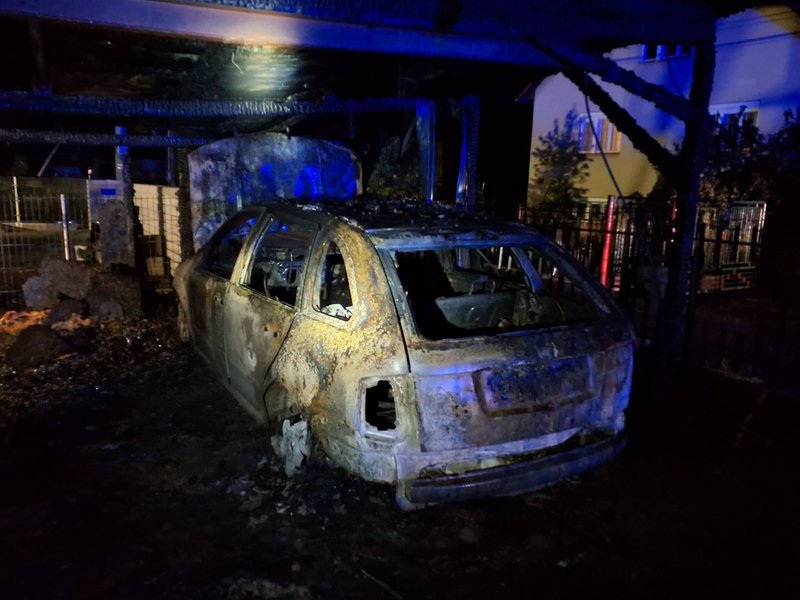 Nočný požiar na Kysuciach - Plamene zničili autá aj plynovú prípojku