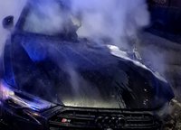 Nočný požiar na Saleziánskej v Žiline - Majitelia ratovali autá pred postupujúcimi plameňmi