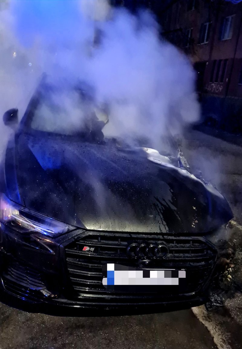 Nočný požiar na Saleziánskej v Žiline - Majitelia ratovali autá pred postupujúcimi plameňmi