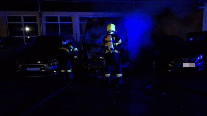 Nočný požiar v Bytči - Plamene na Thurzovej ulici zničili tri vozidlá, škody sú tisícové
