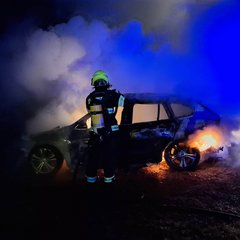 Nočný požiar v Žilinskej Lehote - Podpaľač úmyselne zapálil zaparkované auto