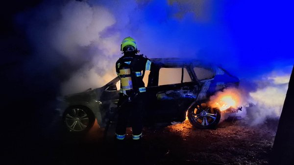 Nočný požiar v Žilinskej Lehote - Podpaľač úmyselne zapálil zaparkované auto
