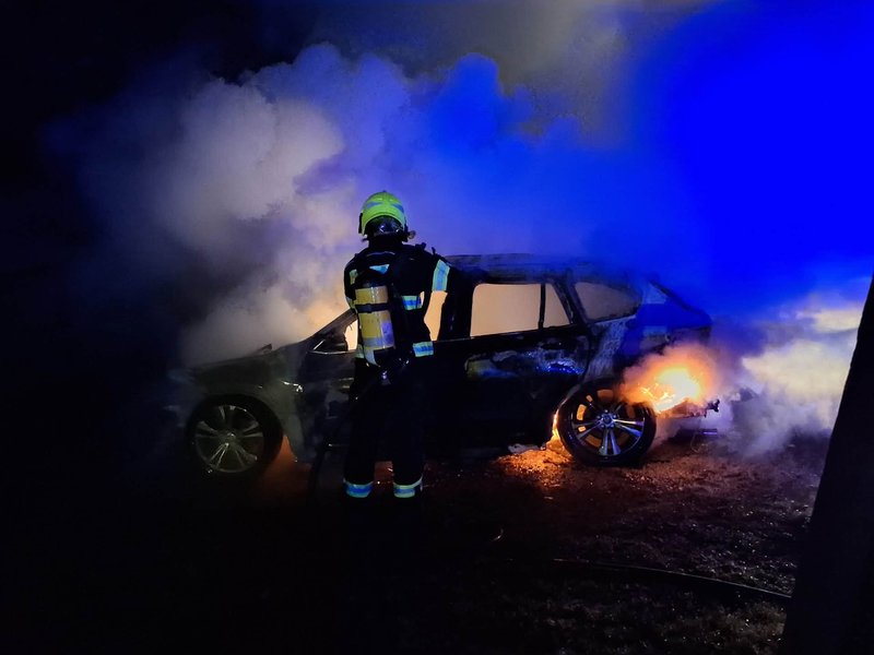 Nočný požiar v Žilinskej Lehote - Podpaľač úmyselne zapálil zaparkované auto