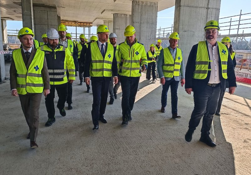 Nová nemocnica v Martine dosiahla svoj vrchol - Prezident Peter Pellegrini vztýčil na streche symbolickú glajchu