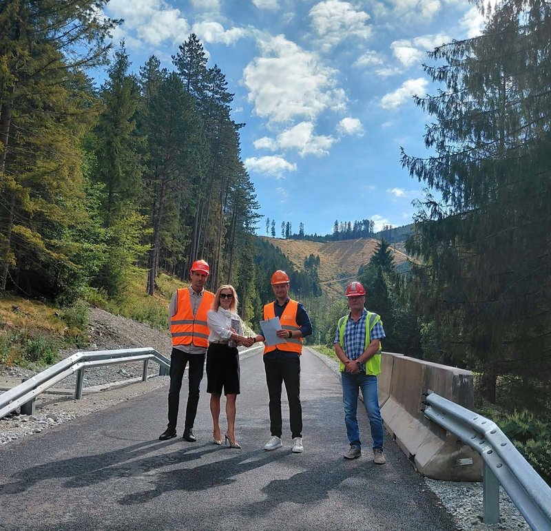 Obec Višňové prevzala novú asfaltovú cestu v doline, poslúži cyklistom a turistom