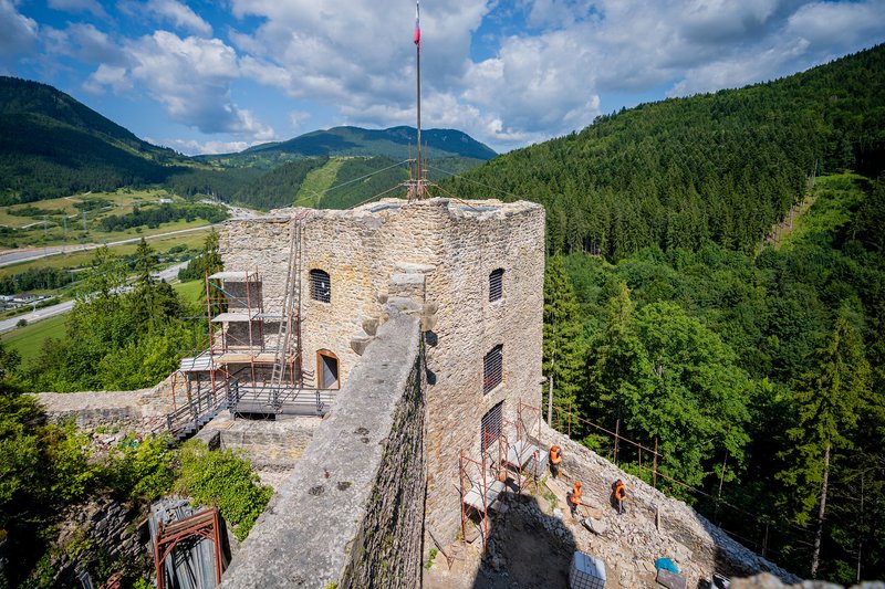 Obnova hradu Likava - Vzácny nález z nádvoria určí presnú podobu historických okien