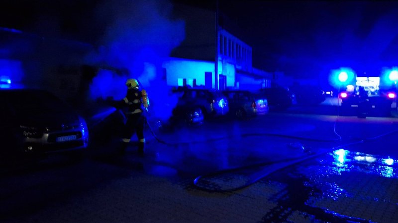 Plamene na Thurzovej ulici zničili tri vozidlá, škody sú tisícové
