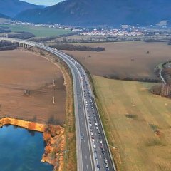 Polícia varuje pred kolónami, nezabúdajte na záchranársku uličku