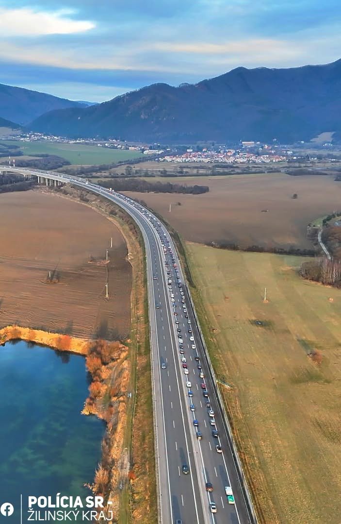 Polícia varuje pred kolónami, nezabúdajte na záchranársku uličku
