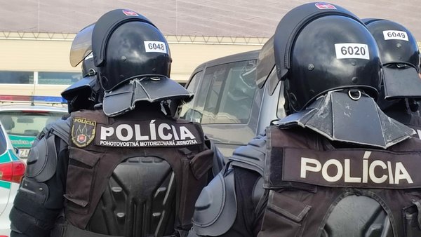 Polícia zasahovala počas rizikových zápasov v Žiline a Ružomberku - Padali pokuty aj obvinenia