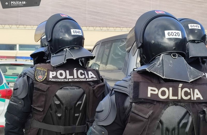 Polícia zasahovala počas rizikových zápasov v Žiline a Ružomberku - Padali pokuty aj obvinenia