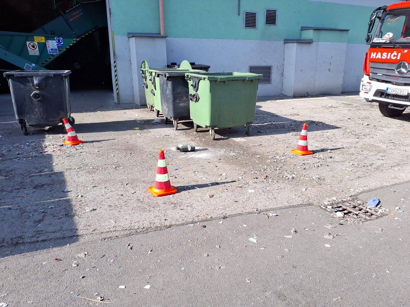 Poplach v Dolnom Hričove. Hasiči v špeciálnom vybavení zasahovali pri náleze neznámej chemikálie