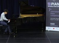Porazil klaviristov zo 7 krajín. V čom tkvie úspech Denisa
