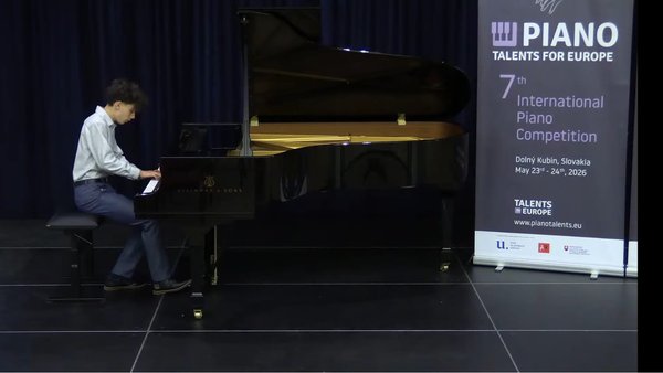 Porazil klaviristov zo 7 krajín. V čom tkvie úspech Denisa