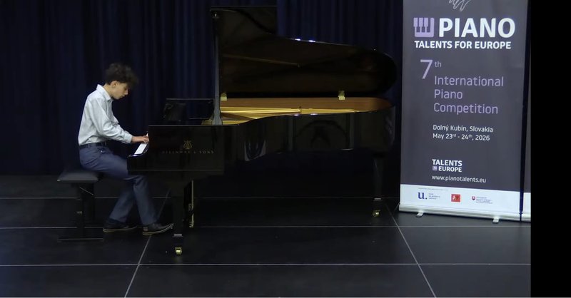 Porazil klaviristov zo 7 krajín. V čom tkvie úspech Denisa