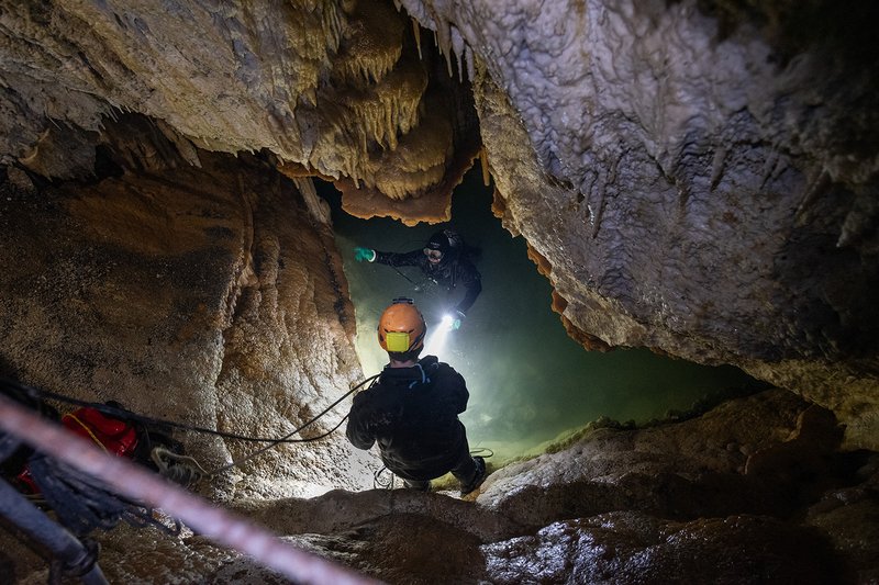 Potápači vyčistili priestory v Demänovskej jaskyni slobody, našli aj storočnú fotokazetu