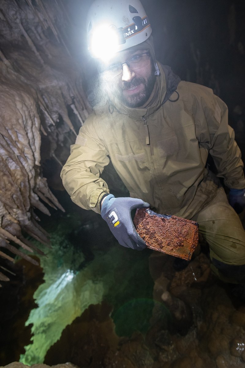 Potápači vyčistili priestory v Demänovskej jaskyni slobody, našli storočnú fotokazetu