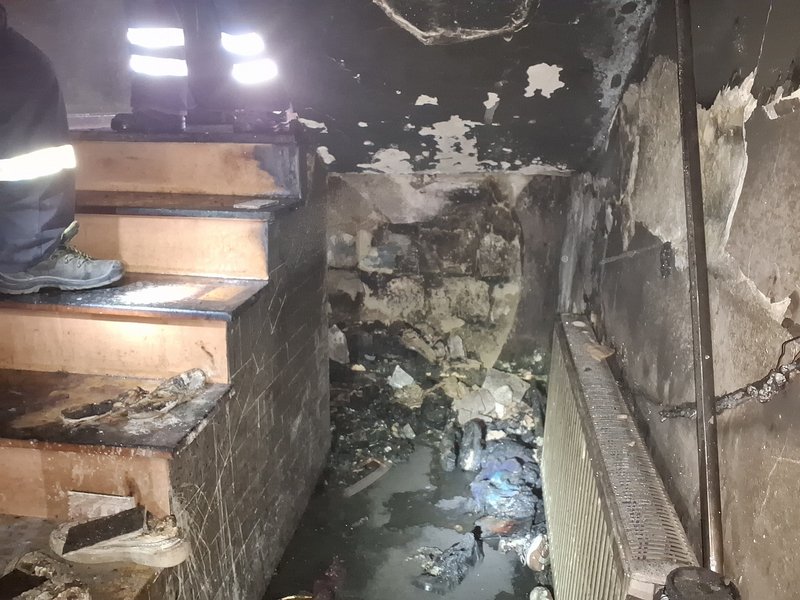 Požiar rodinného domu v Radôstke - Na mieste zasahovali desiatky hasičov, jedna osoba sa zranila