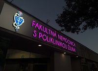 Prečo sa vstup do žilinskej nemocnice rozsvietil na ružovo