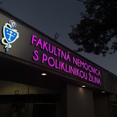 Prečo sa vstup do žilinskej nemocnice rozsvietil na ružovo