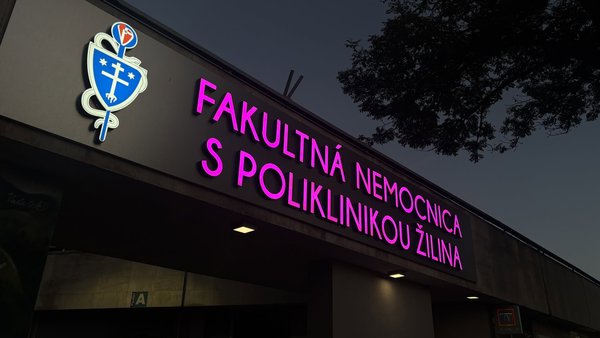 Prečo sa vstup do žilinskej nemocnice rozsvietil na ružovo