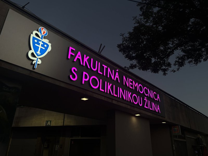 Prečo sa vstup do žilinskej nemocnice rozsvietil na ružovo